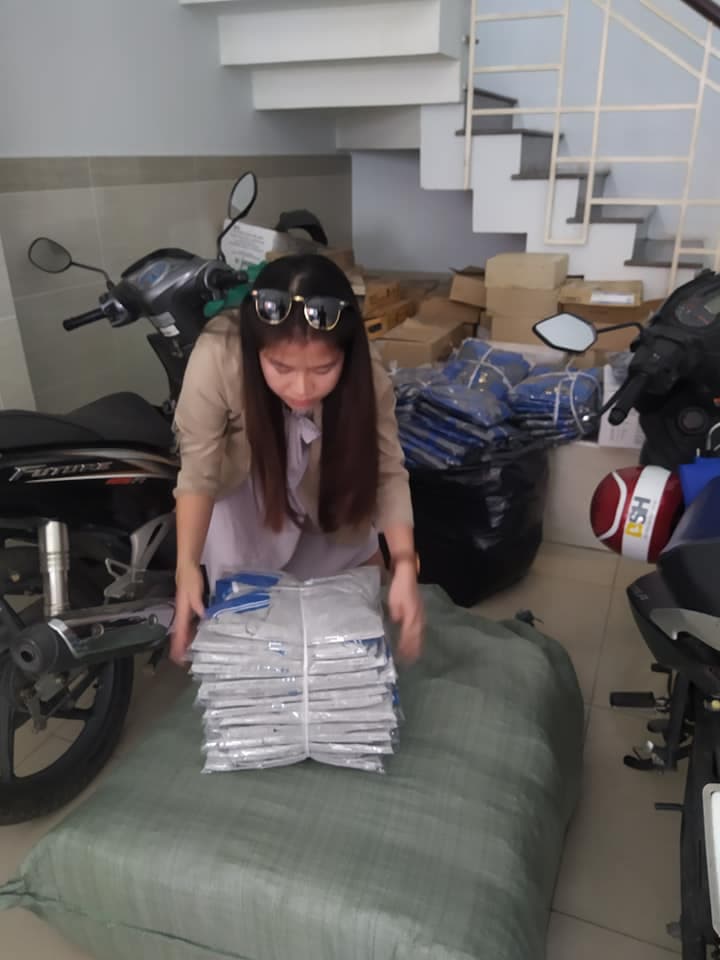 Máy may công nghiệp tại xưởng gia công thời trang